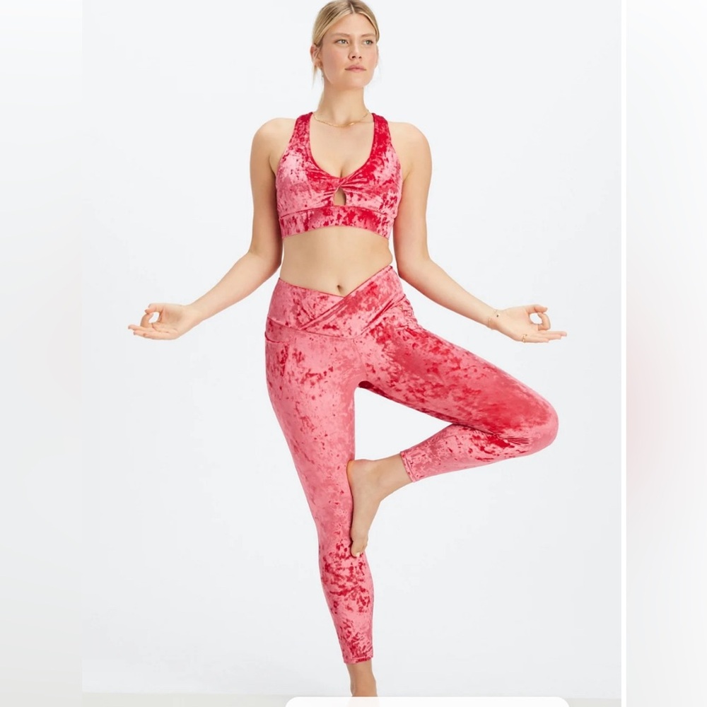 Fabletics 2pc Bundle Crushed Velour Sport Bra and Crossover Legging Set M